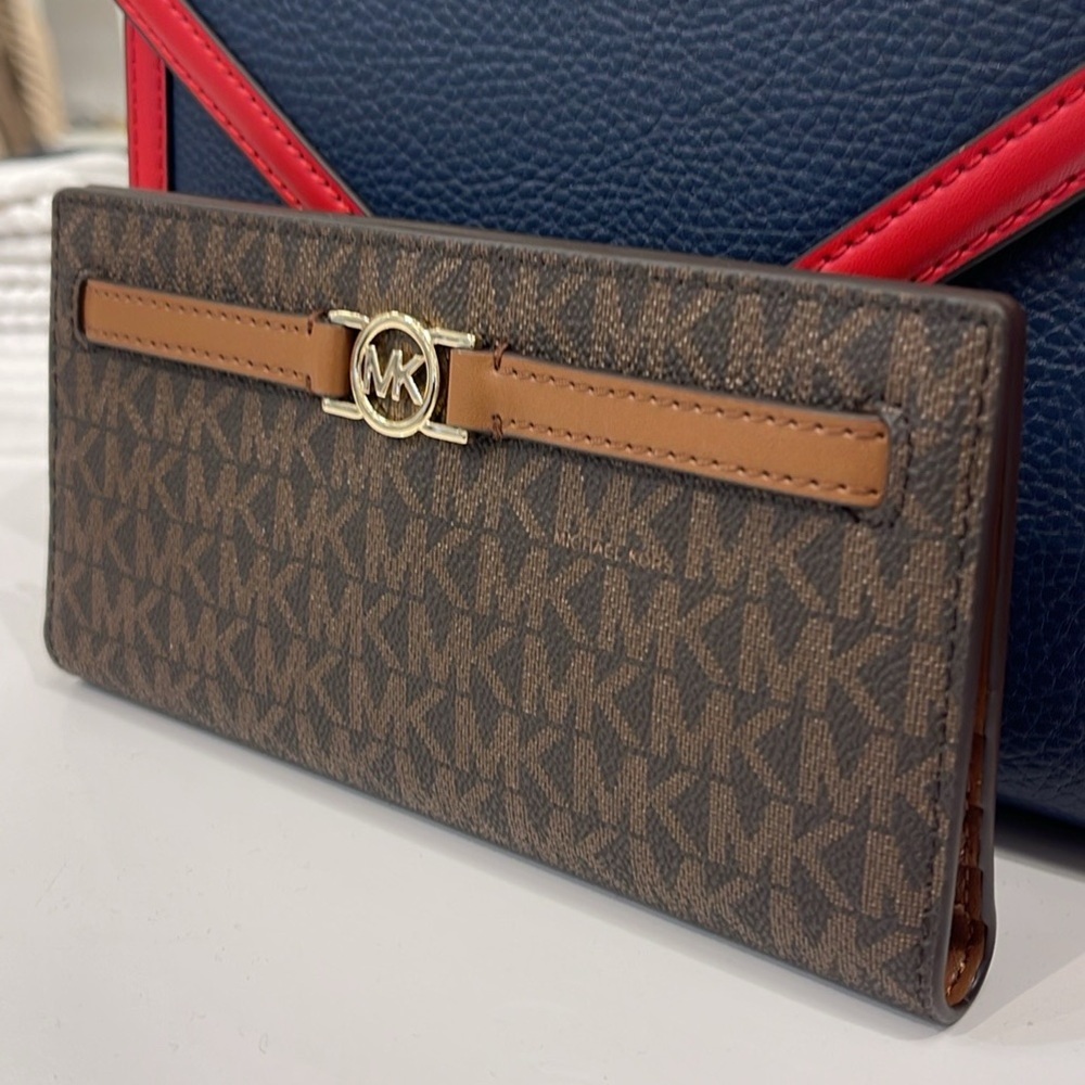 Michael Kors Reed Large Bifold Signature Snap Wallet Card Case 
Brown 
NWT